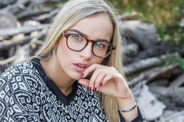 Mujer joven en gafas — Foto de Stock