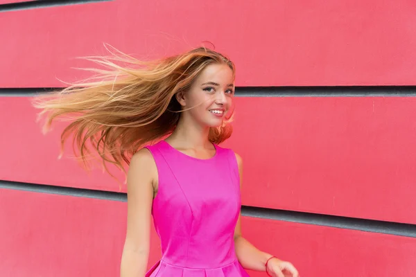 Attraktive junge Frau — Stockfoto