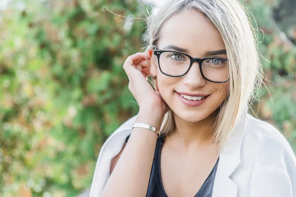 Mujer joven en gafas — Foto de Stock