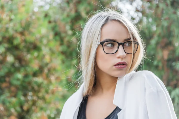 Mujer joven en gafas — Foto de Stock