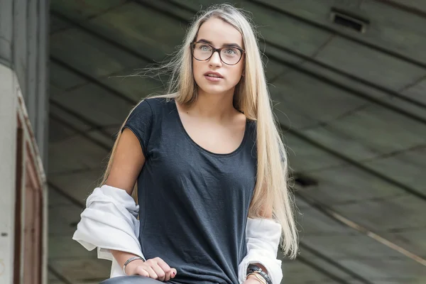 안경을 쓴 젊은 여자 — 스톡 사진