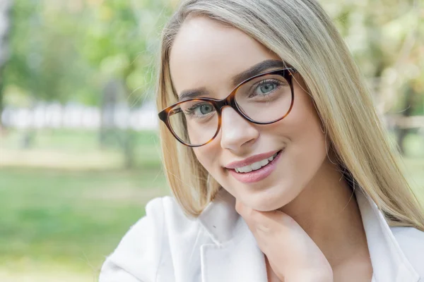 Mujer joven en gafas — Foto de Stock