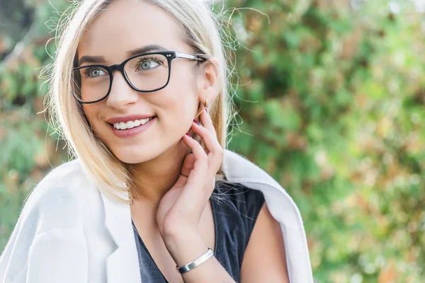 Mujer joven en gafas — Foto de Stock