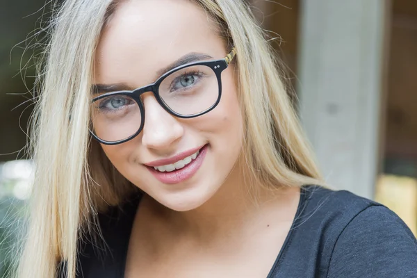 Junge Frau mit Brille — Stockfoto