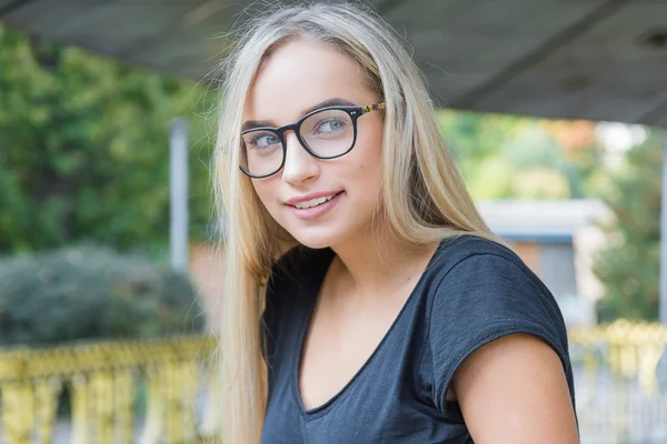 Молода жінка в окулярах — стокове фото