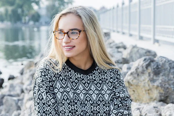 Mujer joven en gafas — Foto de Stock