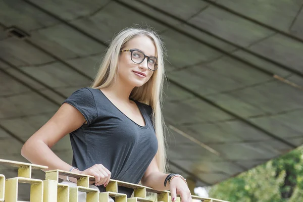 Mujer joven en gafas — Foto de Stock