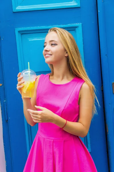 Mujer joven con limonada — Foto de Stock