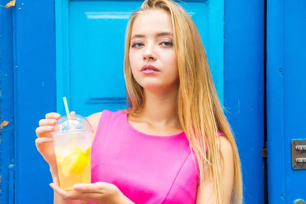 Mujer joven con limonada — Foto de Stock
