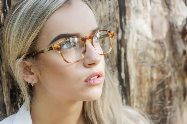 Mujer joven en gafas — Foto de Stock