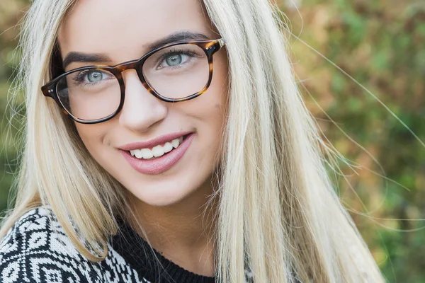 Mujer joven en gafas — Foto de Stock