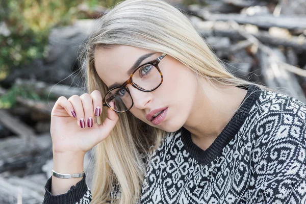 Mujer joven en gafas — Foto de Stock