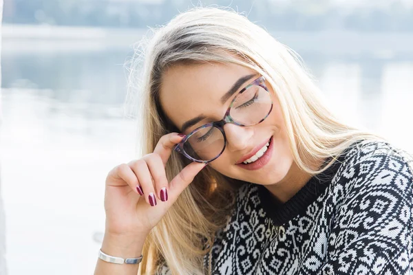 Mujer joven en gafas — Foto de Stock