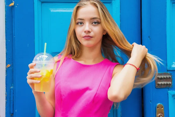 Mujer joven con limonada — Foto de Stock