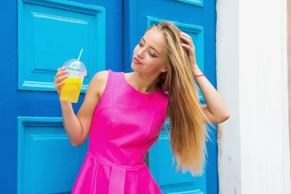 Mujer joven con limonada — Foto de Stock