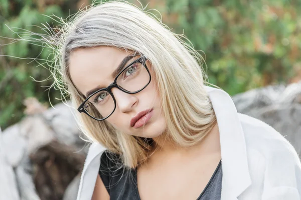 안경을 쓴 젊은 여자 — 스톡 사진