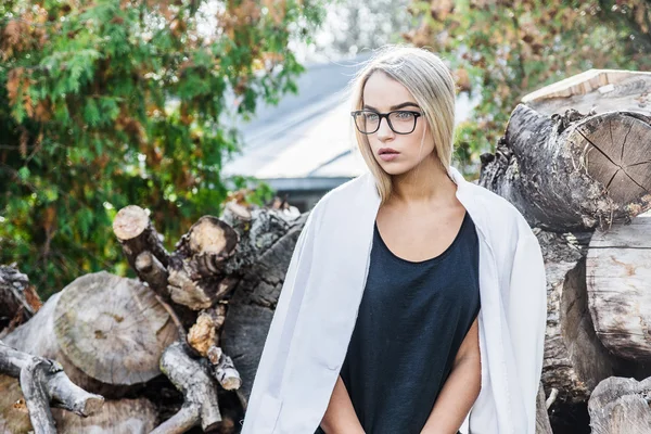 Junge Frau mit Brille — Stockfoto