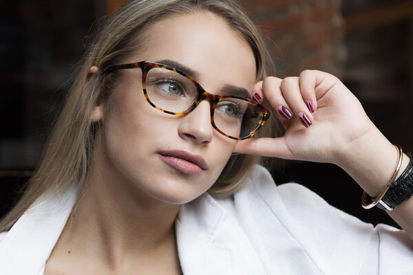 Девушка в очках
