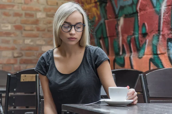 Jonge vrouw in bril — Stockfoto