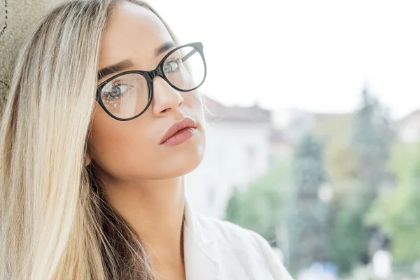 Mujer joven en gafas — Foto de Stock