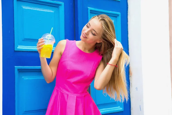 Jovem com limonada — Fotografia de Stock