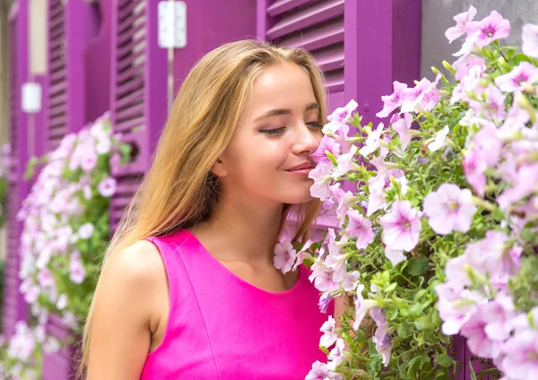 Jovem mulher perto de flores — Fotografia de Stock