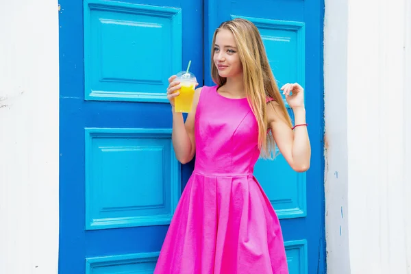 Junge Frau mit Limonade — Stockfoto