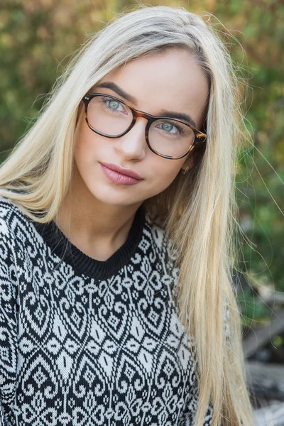 戴眼镜的年轻女子 — 图库照片