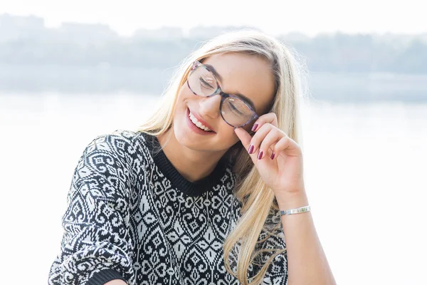 Mujer joven en gafas — Foto de Stock