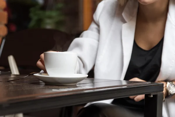 Jonge vrouw in bril — Stockfoto