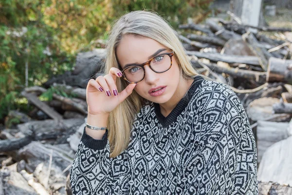 Mujer joven en gafas — Foto de Stock