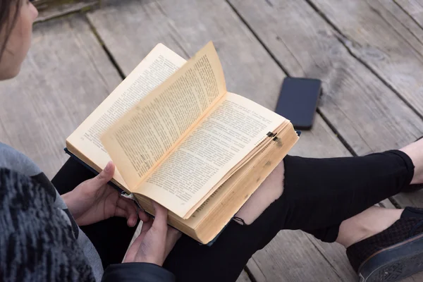 Mulher leitura livro — Fotografia de Stock