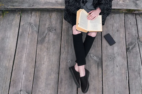 Frau liest Buch — Stockfoto