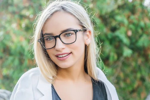 Mujer joven en gafas — Foto de Stock