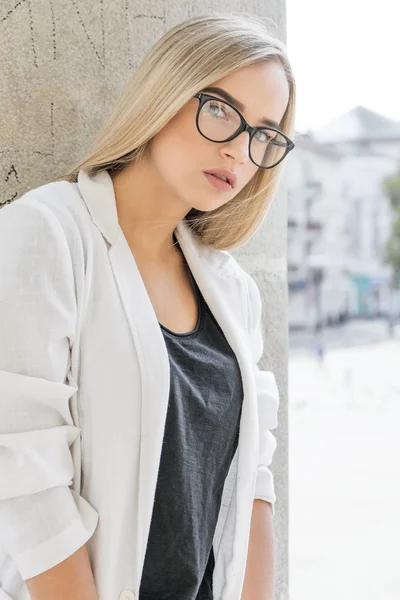 Mujer joven en gafas — Foto de Stock