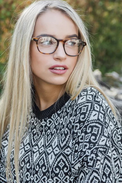 Młoda kobieta w okularach — Zdjęcie stockowe