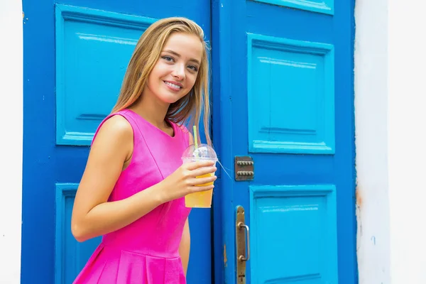 Mujer joven con limonada —  Fotos de Stock