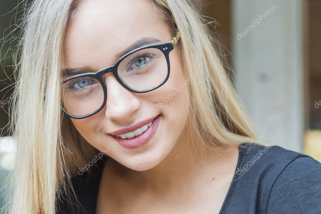 Nackt mit brille