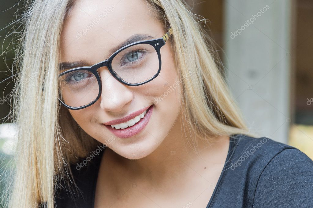 Blondine mit brille