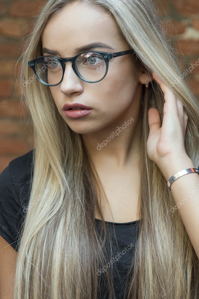 Blonde frau mit brille