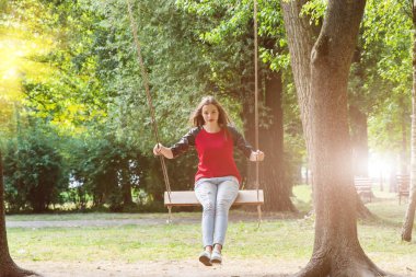 salıncak üzerinde genç kadın