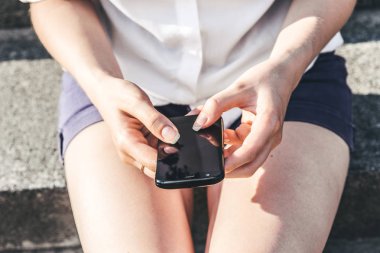 Akıllı telefon tutan kadın