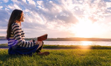 Kadın kitap okuyor.