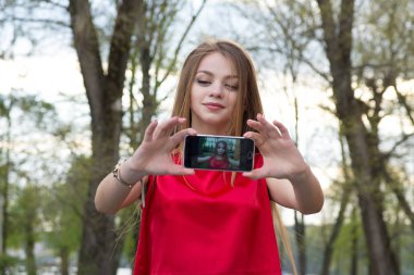 Kadın selfie çekiyor.