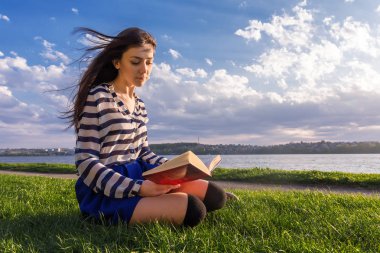 Kadın kitap okuyor.