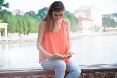 Kitaplı Genç Kadın