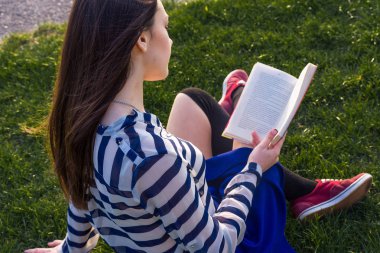 Kadın kitap okuyor.