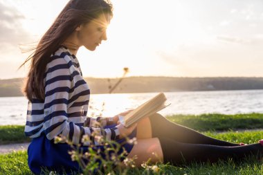 Kadın kitap okuyor.