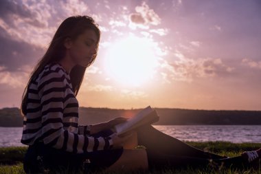 Kadın kitap okuyor.