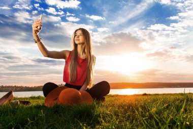 Kadın selfie çekiyor.